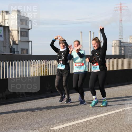 03.10.2025 - Köhlbrandbrückenlauf Lena Gebhardt http://msf.ph/oto/9110710 03.10.2025 10:15:15 Position 2 2927, 2926, 2898 meine-sportfotos.de