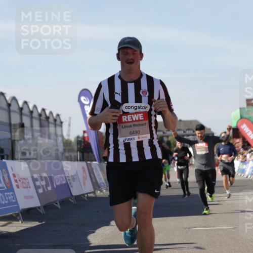 03.10.2025 - Köhlbrandbrückenlauf Jannik Wohlers http://msf.ph/oto/9110725 03.10.2025 13:00:29 Ziel 4163, 4172, 4275, 4299, 4622, 4850, 5664, 6236, 6373, 6490, 6707, 6714 meine-sportfotos.de