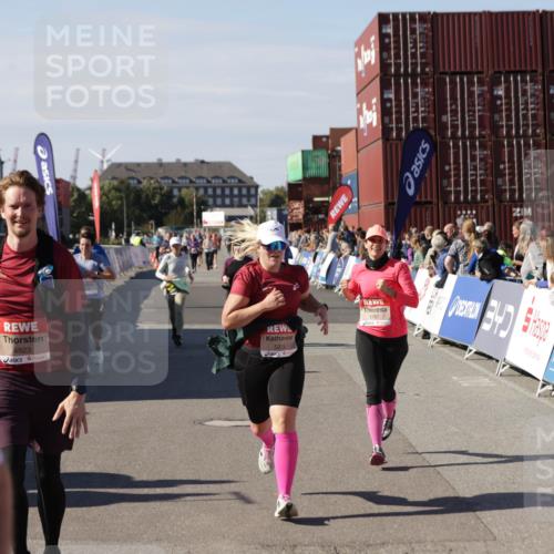 03.10.2025 - Köhlbrandbrückenlauf Jannik Wohlers http://msf.ph/oto/9110729 03.10.2025 13:30:21 Ziel 4823, 4927, 5017, 5038, 5060, 5079, 5151, 5153, 5157, 5161, 5174, 5233, 6078, 6219 meine-sportfotos.de