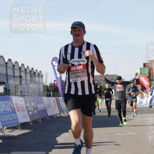 03.10.2025 - Köhlbrandbrückenlauf Jannik Wohlers http://msf.ph/oto/9110739 03.10.2025 13:00:29 Ziel 4163, 4172, 4275, 4299, 4622, 4850, 5664, 6236, 6373, 6490, 6707, 6714 meine-sportfotos.de