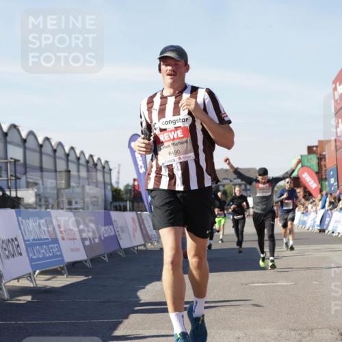 03.10.2025 - Köhlbrandbrückenlauf Jannik Wohlers http://msf.ph/oto/9110756 03.10.2025 13:00:29 Ziel 4163, 4172, 4275, 4299, 4622, 4850, 5664, 6236, 6373, 6490, 6707, 6714 meine-sportfotos.de
