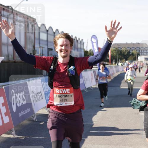 03.10.2025 - Köhlbrandbrückenlauf Jannik Wohlers http://msf.ph/oto/9110791 03.10.2025 13:30:22 Ziel 4823, 4927, 5017, 5060, 5079, 5157, 5174, 5233, 6078, 6219 meine-sportfotos.de