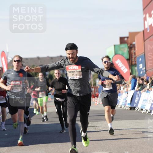 03.10.2025 - Köhlbrandbrückenlauf Jannik Wohlers http://msf.ph/oto/9110802 03.10.2025 13:00:30 Ziel 4016, 4163, 4172, 4275, 4299, 4622, 4850, 5664, 6373, 6490, 6707, 6714 meine-sportfotos.de