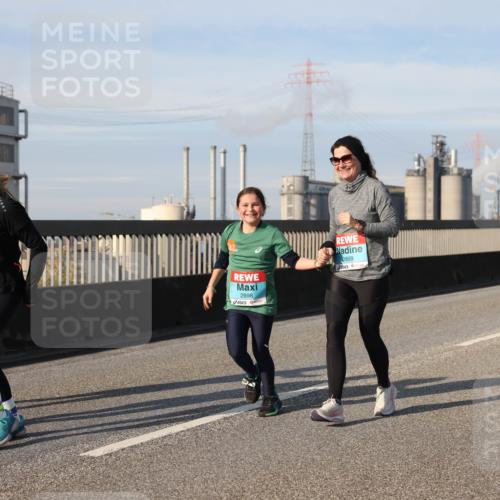 03.10.2025 - Köhlbrandbrückenlauf Lena Gebhardt http://msf.ph/oto/9110832 03.10.2025 10:15:16 Position 2 2927, 26, 2898, 2899 meine-sportfotos.de