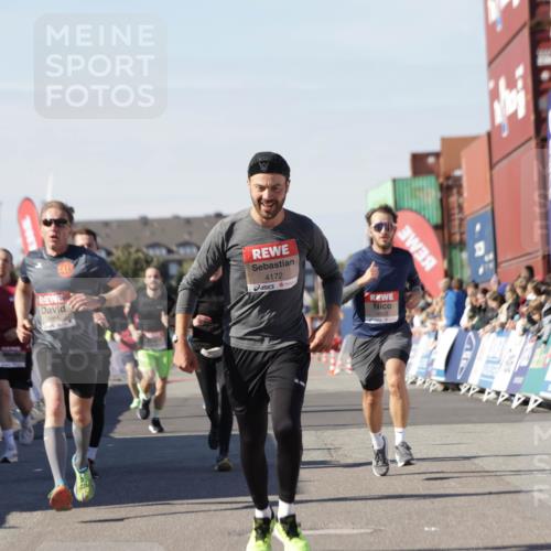 03.10.2025 - Köhlbrandbrückenlauf Jannik Wohlers http://msf.ph/oto/9110833 03.10.2025 13:00:30 Ziel 4016, 4163, 4172, 4275, 4299, 4622, 4850, 5664, 6373, 6490, 6707, 6714 meine-sportfotos.de