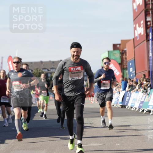03.10.2025 - Köhlbrandbrückenlauf Jannik Wohlers http://msf.ph/oto/9110839 03.10.2025 13:00:30 Ziel 4016, 4163, 4172, 4275, 4299, 4622, 4850, 5664, 6373, 6490, 6707, 6714 meine-sportfotos.de