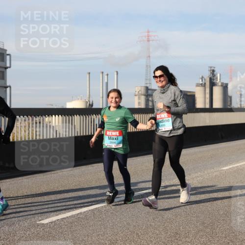 03.10.2025 - Köhlbrandbrückenlauf Lena Gebhardt http://msf.ph/oto/9110841 03.10.2025 10:15:16 Position 2 2927, 2826, 2898, 2899 meine-sportfotos.de