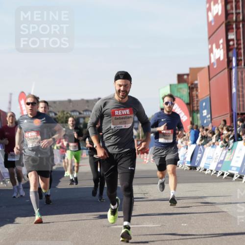 03.10.2025 - Köhlbrandbrückenlauf Jannik Wohlers http://msf.ph/oto/9110847 03.10.2025 13:00:30 Ziel 4016, 4163, 4172, 4275, 4299, 4622, 4850, 5664, 6373, 6490, 6707, 6714 meine-sportfotos.de