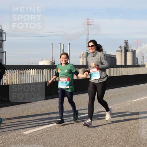 03.10.2025 - Köhlbrandbrückenlauf Lena Gebhardt http://msf.ph/oto/9110848 03.10.2025 10:15:16 Position 2 2826, 2898 meine-sportfotos.de