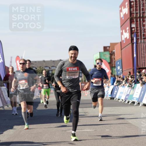 03.10.2025 - Köhlbrandbrückenlauf Jannik Wohlers http://msf.ph/oto/9110854 03.10.2025 13:00:30 Ziel 4016, 4163, 4172, 4275, 4299, 4622, 4850, 5664, 6373, 6490, 6707, 6714 meine-sportfotos.de