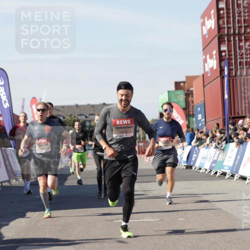 03.10.2025 - Köhlbrandbrückenlauf Jannik Wohlers http://msf.ph/oto/9110859 03.10.2025 13:00:30 Ziel 4016, 4163, 4172, 4275, 4299, 4622, 4850, 5664, 6373, 6490, 6707, 6714 meine-sportfotos.de