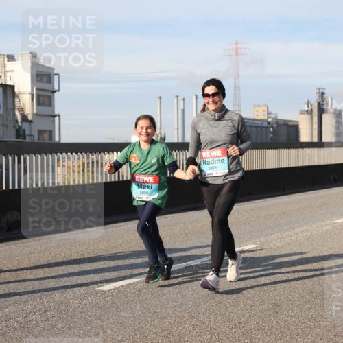 03.10.2025 - Köhlbrandbrückenlauf Lena Gebhardt http://msf.ph/oto/9110863 03.10.2025 10:15:17 Position 2 26, 2898, 2899 meine-sportfotos.de