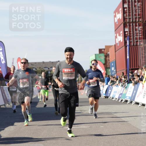 03.10.2025 - Köhlbrandbrückenlauf Jannik Wohlers http://msf.ph/oto/9110864 03.10.2025 13:00:30 Ziel 4016, 4163, 4172, 4275, 4299, 4622, 4850, 5664, 6373, 6490, 6707, 6714 meine-sportfotos.de