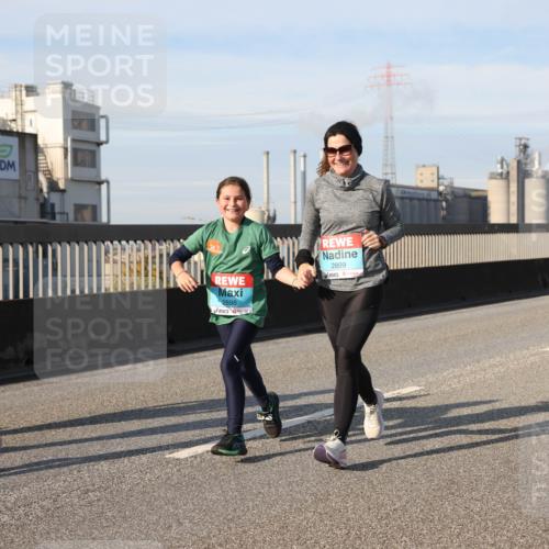 03.10.2025 - Köhlbrandbrückenlauf Lena Gebhardt http://msf.ph/oto/9110871 03.10.2025 10:15:17 Position 2 2898, 2899 meine-sportfotos.de