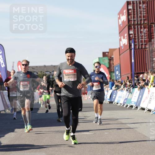 03.10.2025 - Köhlbrandbrückenlauf Jannik Wohlers http://msf.ph/oto/9110872 03.10.2025 13:00:31 Ziel 4016, 4163, 4172, 4275, 4299, 4622, 4850, 5664, 6373, 6490, 6707, 6714 meine-sportfotos.de