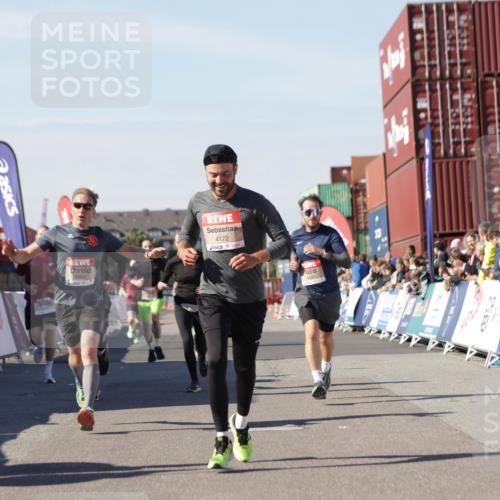 03.10.2025 - Köhlbrandbrückenlauf Jannik Wohlers http://msf.ph/oto/9110880 03.10.2025 13:00:31 Ziel 4016, 4163, 4172, 4275, 4299, 4622, 4850, 5664, 6373, 6490, 6707, 6714 meine-sportfotos.de