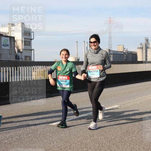 03.10.2025 - Köhlbrandbrückenlauf Lena Gebhardt http://msf.ph/oto/9110884 03.10.2025 10:15:17 Position 2 2898, 2899 meine-sportfotos.de