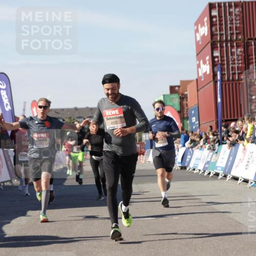 03.10.2025 - Köhlbrandbrückenlauf Jannik Wohlers http://msf.ph/oto/9110887 03.10.2025 13:00:31 Ziel 4016, 4163, 4172, 4275, 4299, 4622, 4850, 5664, 6373, 6490, 6707, 6714 meine-sportfotos.de
