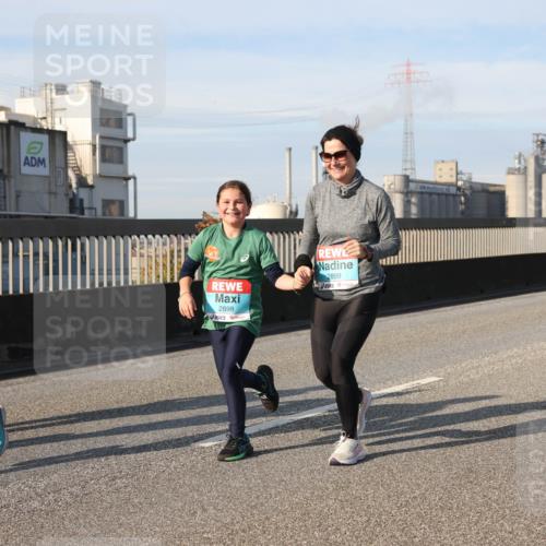 03.10.2025 - Köhlbrandbrückenlauf Lena Gebhardt http://msf.ph/oto/9110893 03.10.2025 10:15:17 Position 2 2898, 2899 meine-sportfotos.de
