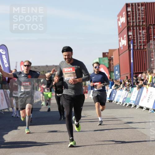 03.10.2025 - Köhlbrandbrückenlauf Jannik Wohlers http://msf.ph/oto/9110896 03.10.2025 13:00:31 Ziel 4016, 4163, 4172, 4275, 4299, 4622, 4850, 5664, 6373, 6490, 6707, 6714 meine-sportfotos.de