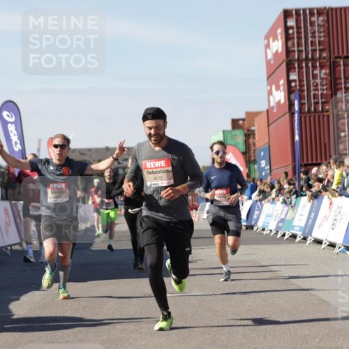 03.10.2025 - Köhlbrandbrückenlauf Jannik Wohlers http://msf.ph/oto/9110901 03.10.2025 13:00:31 Ziel 4016, 4163, 4172, 4275, 4299, 4622, 4850, 5664, 6373, 6490, 6707, 6714 meine-sportfotos.de