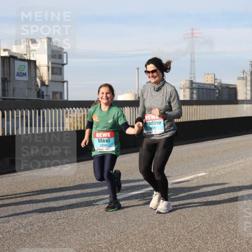 03.10.2025 - Köhlbrandbrückenlauf Lena Gebhardt http://msf.ph/oto/9110902 03.10.2025 10:15:17 Position 2 2898, 2899 meine-sportfotos.de
