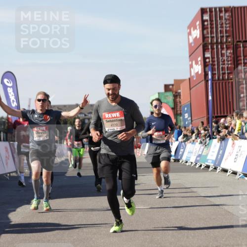 03.10.2025 - Köhlbrandbrückenlauf Jannik Wohlers http://msf.ph/oto/9110907 03.10.2025 13:00:31 Ziel 4016, 4163, 4172, 4275, 4299, 4622, 4850, 5664, 6373, 6490, 6707, 6714 meine-sportfotos.de