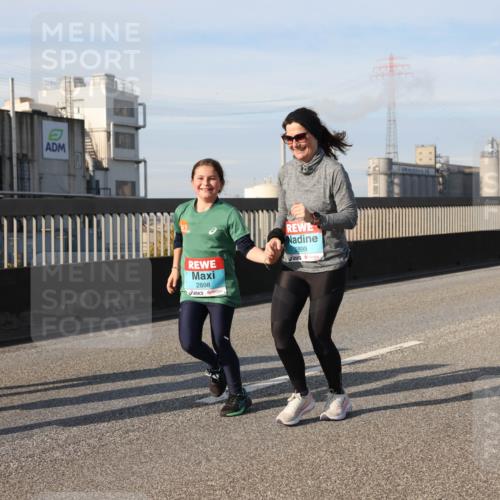 03.10.2025 - Köhlbrandbrückenlauf Lena Gebhardt http://msf.ph/oto/9110912 03.10.2025 10:15:17 Position 2 2898, 2899 meine-sportfotos.de