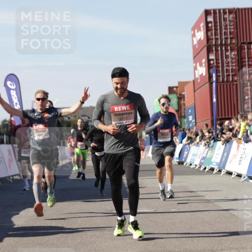 03.10.2025 - Köhlbrandbrückenlauf Jannik Wohlers http://msf.ph/oto/9110920 03.10.2025 13:00:31 Ziel 4016, 4163, 4172, 4275, 4299, 4622, 4850, 5664, 6373, 6490, 6707, 6714 meine-sportfotos.de