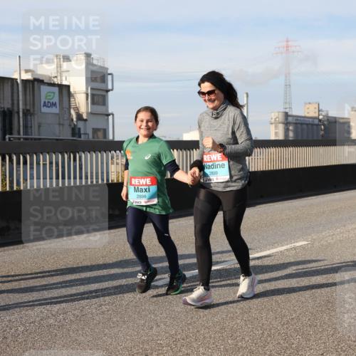 03.10.2025 - Köhlbrandbrückenlauf Lena Gebhardt http://msf.ph/oto/9110923 03.10.2025 10:15:17 Position 2 2898, 2899 meine-sportfotos.de