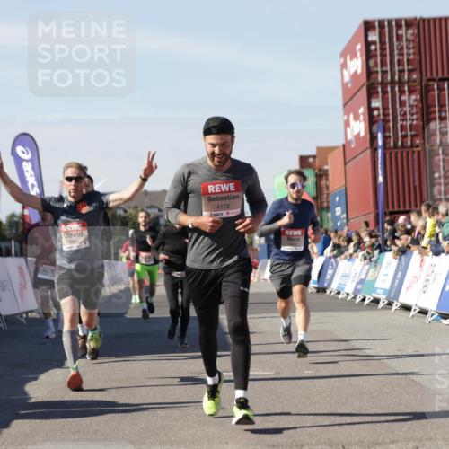 03.10.2025 - Köhlbrandbrückenlauf Jannik Wohlers http://msf.ph/oto/9110928 03.10.2025 13:00:31 Ziel 4016, 4163, 4172, 4275, 4299, 4622, 4850, 5664, 6373, 6490, 6707, 6714 meine-sportfotos.de