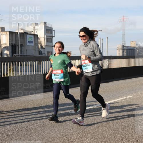 03.10.2025 - Köhlbrandbrückenlauf Lena Gebhardt http://msf.ph/oto/9110942 03.10.2025 10:15:17 Position 2 2898, 2899 meine-sportfotos.de