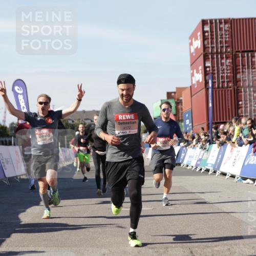 03.10.2025 - Köhlbrandbrückenlauf Jannik Wohlers http://msf.ph/oto/9110944 03.10.2025 13:00:31 Ziel 4016, 4163, 4172, 4275, 4299, 4622, 4850, 5664, 6373, 6490, 6707, 6714 meine-sportfotos.de