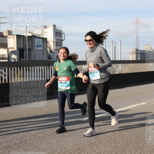 03.10.2025 - Köhlbrandbrückenlauf Lena Gebhardt http://msf.ph/oto/9110956 03.10.2025 10:15:17 Position 2 2898, 2899 meine-sportfotos.de