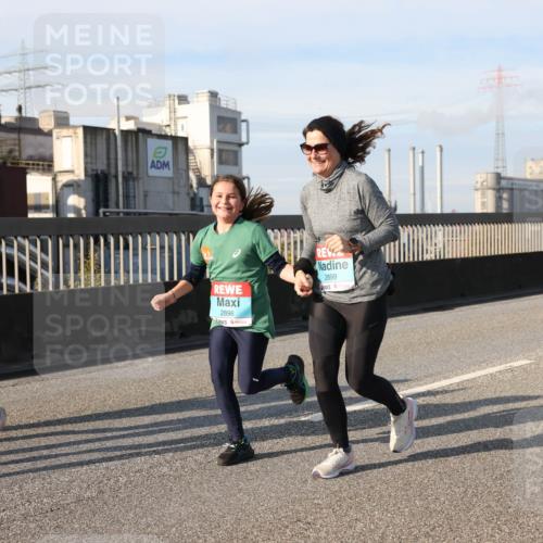 03.10.2025 - Köhlbrandbrückenlauf Lena Gebhardt http://msf.ph/oto/9110969 03.10.2025 10:15:17 Position 2 2898, 2899 meine-sportfotos.de