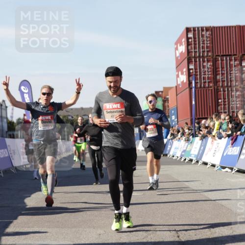 03.10.2025 - Köhlbrandbrückenlauf Jannik Wohlers http://msf.ph/oto/9110972 03.10.2025 13:00:31 Ziel 4016, 4163, 4172, 4275, 4299, 4622, 4850, 5664, 6373, 6490, 6707, 6714 meine-sportfotos.de