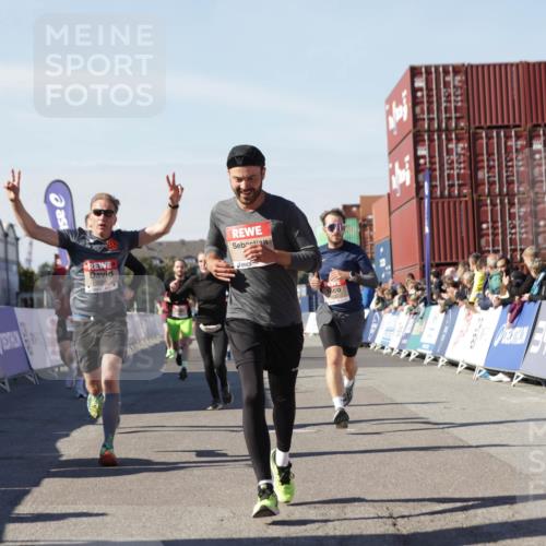 03.10.2025 - Köhlbrandbrückenlauf Jannik Wohlers http://msf.ph/oto/9110978 03.10.2025 13:00:31 Ziel 4016, 4163, 4172, 4275, 4299, 4622, 4850, 5664, 6373, 6490, 6707, 6714 meine-sportfotos.de