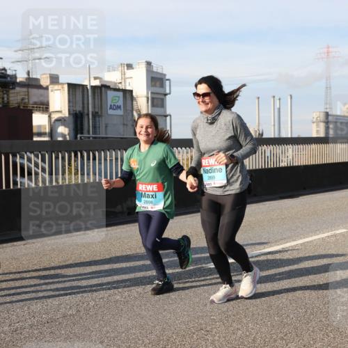 03.10.2025 - Köhlbrandbrückenlauf Lena Gebhardt http://msf.ph/oto/9110982 03.10.2025 10:15:17 Position 2 2898, 2899 meine-sportfotos.de