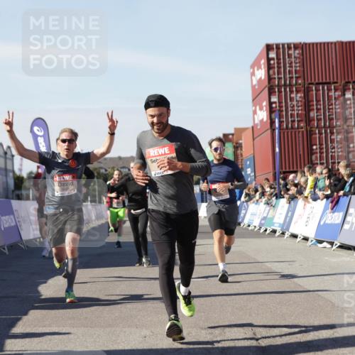 03.10.2025 - Köhlbrandbrückenlauf Jannik Wohlers http://msf.ph/oto/9110985 03.10.2025 13:00:31 Ziel 4016, 4163, 4172, 4275, 4299, 4622, 4850, 5664, 6373, 6490, 6707, 6714 meine-sportfotos.de