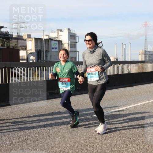 03.10.2025 - Köhlbrandbrückenlauf Lena Gebhardt http://msf.ph/oto/9110994 03.10.2025 10:15:17 Position 2 2898, 2899 meine-sportfotos.de