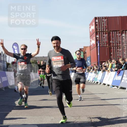 03.10.2025 - Köhlbrandbrückenlauf Jannik Wohlers http://msf.ph/oto/9110998 03.10.2025 13:00:31 Ziel 4016, 4163, 4172, 4275, 4299, 4622, 4850, 5664, 6373, 6490, 6707, 6714 meine-sportfotos.de