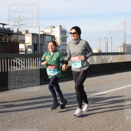 03.10.2025 - Köhlbrandbrückenlauf Lena Gebhardt http://msf.ph/oto/9111004 03.10.2025 10:15:17 Position 2 2898, 2899 meine-sportfotos.de