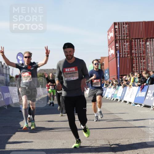 03.10.2025 - Köhlbrandbrückenlauf Jannik Wohlers http://msf.ph/oto/9111005 03.10.2025 13:00:32 Ziel 4016, 4163, 4172, 4275, 4299, 4622, 4850, 5664, 6373, 6490, 6707, 6714 meine-sportfotos.de