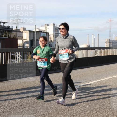 03.10.2025 - Köhlbrandbrückenlauf Lena Gebhardt http://msf.ph/oto/9111011 03.10.2025 10:15:17 Position 2 2898, 2899 meine-sportfotos.de