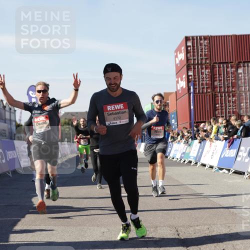 03.10.2025 - Köhlbrandbrückenlauf Jannik Wohlers http://msf.ph/oto/9111012 03.10.2025 13:00:32 Ziel 4016, 4163, 4172, 4275, 4299, 4622, 4850, 5664, 6373, 6490, 6707, 6714 meine-sportfotos.de