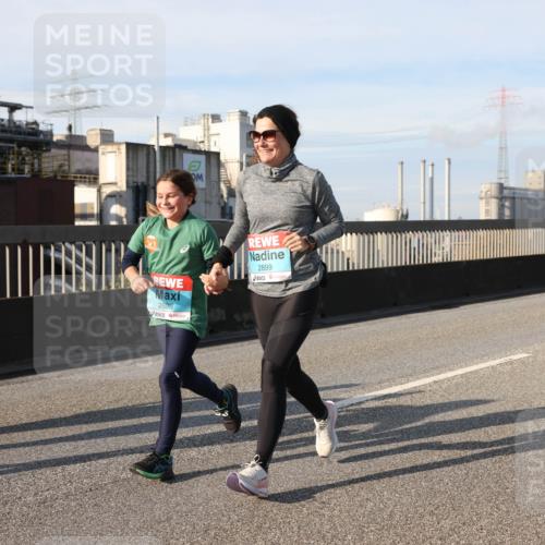 03.10.2025 - Köhlbrandbrückenlauf Lena Gebhardt http://msf.ph/oto/9111019 03.10.2025 10:15:17 Position 2 2898, 2899 meine-sportfotos.de