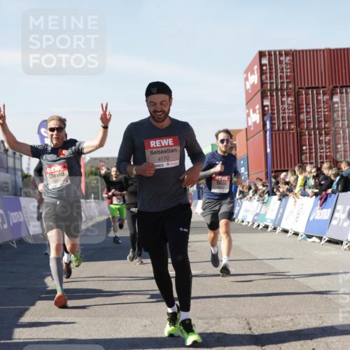 03.10.2025 - Köhlbrandbrückenlauf Jannik Wohlers http://msf.ph/oto/9111021 03.10.2025 13:00:32 Ziel 4016, 4163, 4172, 4275, 4299, 4622, 4850, 5664, 6373, 6490, 6707, 6714 meine-sportfotos.de