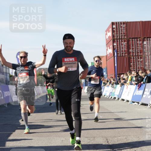 03.10.2025 - Köhlbrandbrückenlauf Jannik Wohlers http://msf.ph/oto/9111025 03.10.2025 13:00:32 Ziel 4016, 4163, 4172, 4275, 4299, 4622, 4850, 5664, 6373, 6490, 6707, 6714 meine-sportfotos.de
