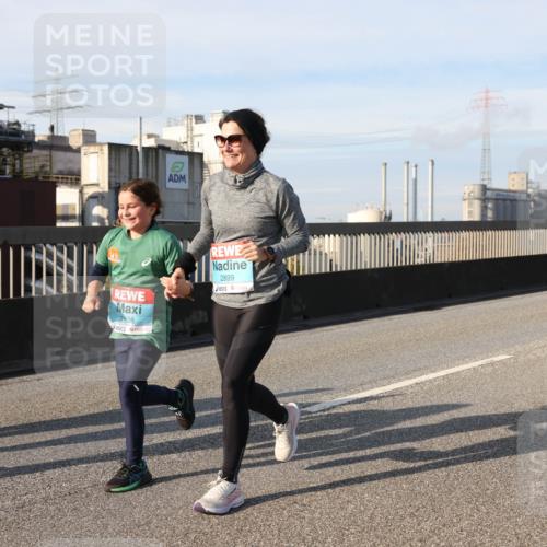 03.10.2025 - Köhlbrandbrückenlauf Lena Gebhardt http://msf.ph/oto/9111031 03.10.2025 10:15:17 Position 2 2898, 2899 meine-sportfotos.de