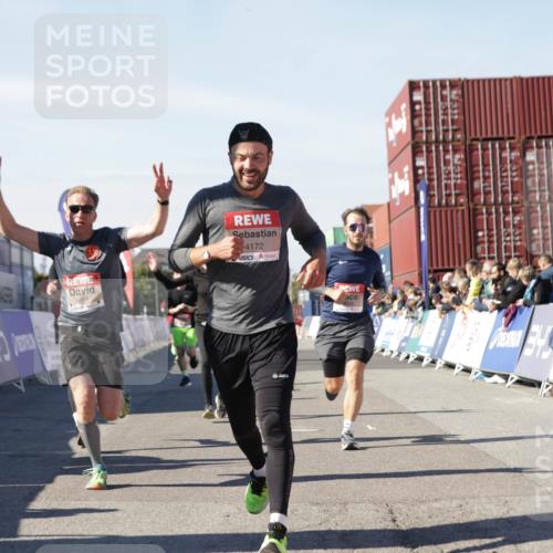 03.10.2025 - Köhlbrandbrückenlauf Jannik Wohlers http://msf.ph/oto/9111033 03.10.2025 13:00:32 Ziel 4016, 4163, 4172, 4275, 4299, 4622, 4850, 5664, 6373, 6490, 6707, 6714 meine-sportfotos.de